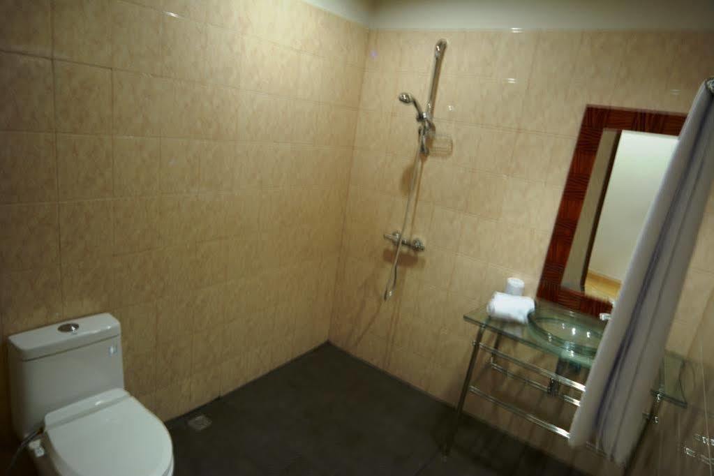 Oyo 3950 The Ratna Hotel Kuta Lombok Extérieur photo