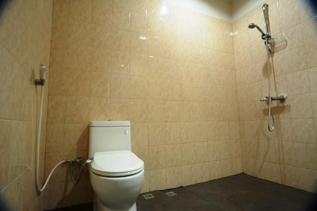Oyo 3950 The Ratna Hotel Kuta Lombok Extérieur photo